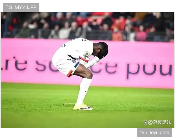 巴黎圣日耳曼内忧外患:战术混乱与更衣室矛盾正将豪门拖入深渊 巴黎圣日耳曼内忧外患:战术混乱与更衣室矛盾正将豪门拖入深渊